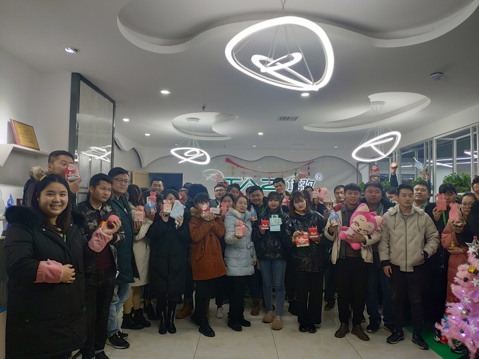 平安夜&圣誕節(jié)，塔孜給小伙伴們“交換禮物、傳遞真情”